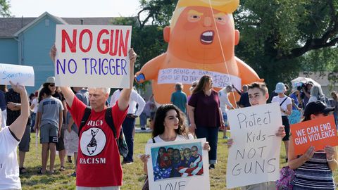 US mass shootings: Trump visits Dayton and El Paso